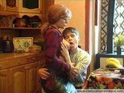 Російська мама Анна трахет сына в парике на кухне