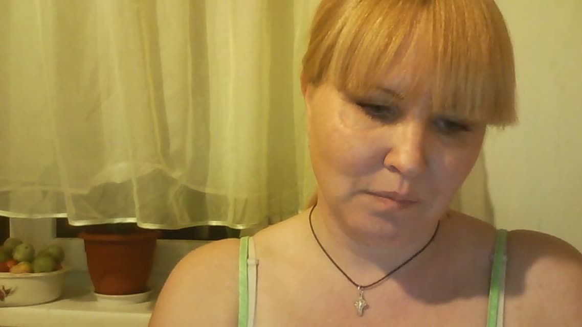 Зрелая блондинка из Пскова показывает сиськи по вебке он-лайн.