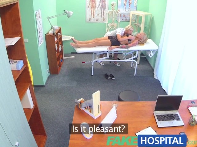 Шикарная русская блондинка похоже, любит шикарных медсестер​
