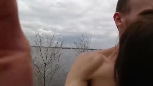 Причудливый русский открытый секс у реки Волги