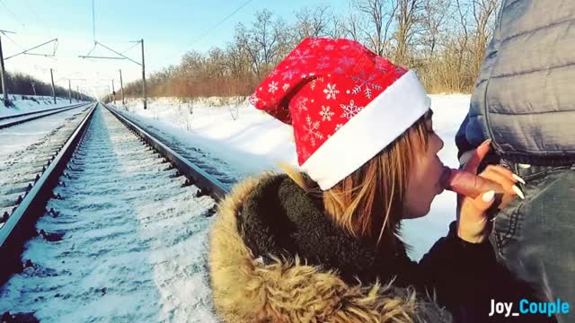 Зимний открытый любительский минет на железной дороге